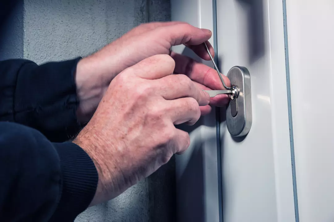 Как открыть заклинившую дверь в ванной и туалете: 3 надежных способа - 3