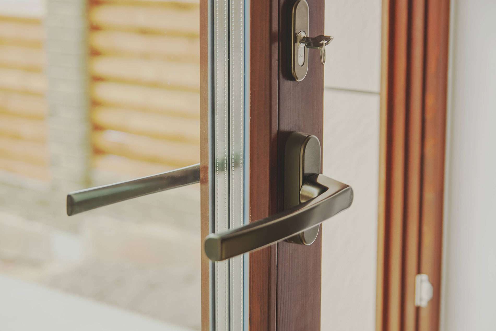 Вскрытие балконной двери без повреждений: эффективные способы и рекомендации